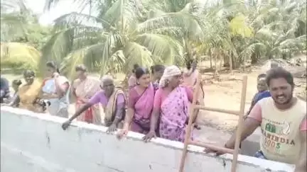 குஜிலியம்பாறை: கூம்பூர் பாறைப்பட்டியில் கிணற்றுக்குள் விழுந்த பசுமாட்டை மீட்டு ஒப்படைத்த குஜிலியம்பாறை தீயணைப்பு படையினர்