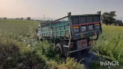 કુકરમુંડા: કુકરમુંડા તાલુકાના ચીખલીપાડા ગામની સીમમાં રેતી ભરી બેફામ દોડતી ટ્રક ખેતરમાં ઉતરી જતા નુકશાન.