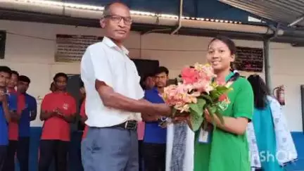 बसिया: पंजाब में कराटे चैंपियनशिप में कांस्य पदक जीतने वाली छात्रा को संत जोंस इंग्लिश मीडियम स्कूल कलिगा में सम्मानित किया गया