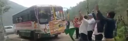 चौपाल: एसडीएम ने हरी झंडी दिखाकर चौपाल से टेलर के लिए एचआरटीसी बस को किया रवाना, क्षेत्र के लोगों में खुशी की लहर