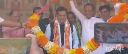 পলাশবাৰী: পঞ্চায়ত নিৰ্বাচন উপলক্ষে পলাশবাৰীৰ ৰঙামাটি সিদ্ধেশ্বৰী পুথিভড়াল খেলপথাৰত উপস্থিত কেন্দ্ৰীয় মন্ত্ৰী সৰ্বানন্দ সোণোৱাল