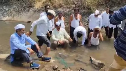 आंबेगाव: डिंभे डाव्या कालव्याच्या पाण्यात बसून राष्ट्रवादी शरद पवार गटाचे देवदत्त निकम यांचे आंदोलन, शेतीस पाणी मिळण्याची मागणी