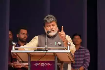 चिपळुण: चिपळूण मधील नवोदित बांधकाम कामगारांच्या योजनेसाठी कुणी पैसे मागत असेल तर त्याच्यावरपोलीसकारवाई करणार : पालकमंत्री सामंत