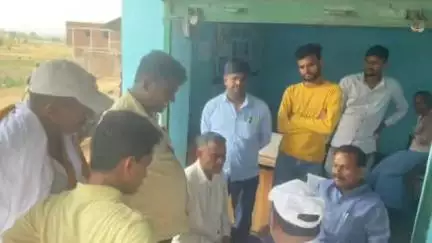 लावालौंग: विधायक जनार्दन पासवान बरैनी गांव पहुंचे, लोगों से मिले और जनसमस्याओं से हुए अवगत