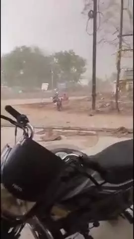 महासमुंद जिले में तेज आंधी का कहर, सरायपाली, पिथौरा, बागबाहरा सहित बसना में गिरे पेड़