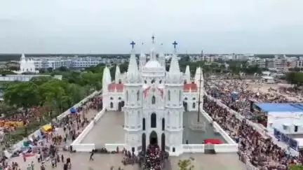கீழ்வேளூர்: வேளாங்கண்ணியில் வார விடுமுறை மற்றும் கோடை விடுமுறை ஒட்டி குவிந்த சுற்றுலா பயணிகள் கடலில் ஆனந்த குளியல் போட்டு மகிழ்ந்தனர்