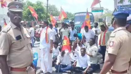 கீழ்வேளூர்: வேளாங்கண்ணி ஆர்ச் பகுதியில் மீனவர்கள் கடற்கொள்ளையர்களால் தாக்கப்பட்டதே கண்டித்து தமிழக வெற்றி கழகத்தினர் சாலை மறியல் போராட்டம்