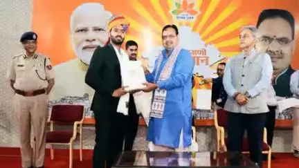 सरवाड़: गोयला निवासी महेन्द्र रेगर का भारतीय प्रशासनिक सेवा में चयन होने पर मुख्यमंत्री ने किया सम्मानित