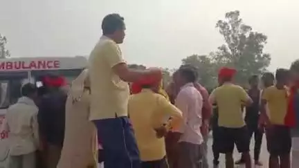 एन एच 19पार करने के दौरान अज्ञात वाहन की चपेट में आने से युवक गंभीर रूप से घायल मुखिया प्रतिनिधि में पहुंचाया अस्पताल