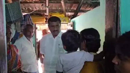எட்டயபுரம்: சக்கிலிபட்டி கிராமத்தில் மின்சாரம் தாக்கி உயிரிழந்தவரின் குடும்பத்திற்கு நேரில் சந்தித்து நிதி உதவி வழங்கிய எம்எல்ஏ