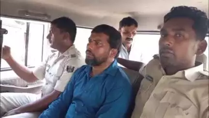 बरूराज मोतीपुर: कथैया थाना क्षेत्र के भरोसा चौक पर निगरानी टीम ने ₹7 हजार घूस लेते हुए राजस्व कर्मचारी को पकड़ा