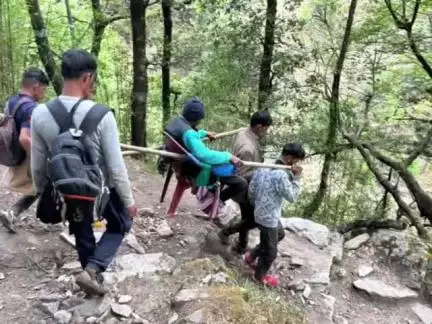 घाट: सुतोल गांव के सुगड तोक से डंडी कंडी की पालकी बनाकर बीमार बुजुर्ग को चार किमी पैदल चलकर पहुंचाया सड़क मार्ग तक#jansamasy