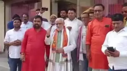 मशरक: चंदेश्वर मोड़ पर पूर्व केंद्रीय स्वास्थ्य मंत्री का भव्य स्वागत, सम्मानित किए गए