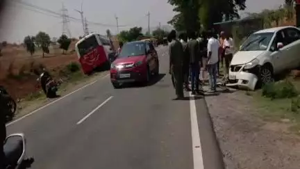 ಹರಪನಹಳ್ಳಿ: ಪಟ್ಟಣದ ಹೊರವಲಯದಲ್ಲಿ ಬಸ್ ಮತ್ತು ಕಾರ್ ನಡುವೆ ಅಪಘಾತ;ತಪ್ಪಿದ ಅನಾಹುತ