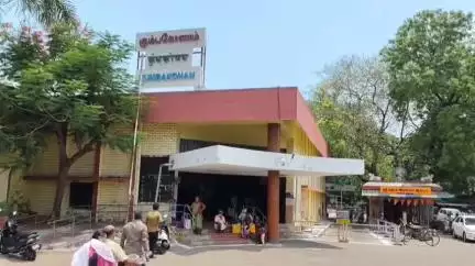 கும்பகோணம்: கேட்பாரற்றுக் கிடந்த 50 கிலோ புகையிலை பொருட்களை கும்பகோணம் ரயில் நிலையத்தில் போலீசார் கைப்பற்றி விசாரணை