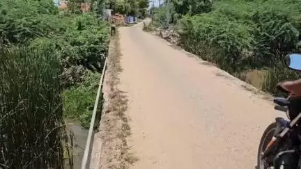 இளையாங்குடி: மரண ஊர்வலத்தின் பாதையை தாங்கும் பழைய பாலம்  பெரும்பச்சேரி கிராமத்தில் இடிந்தால் மயானம் செல்ல வழியே இல்லை#localissue