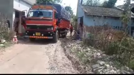ନରସିଂହପୁର: କରିଲୋ ଗାଁ ନିକଟରେ ସଡ଼କ ଦୁର୍ଘଟଣା ଘଟିଛି। ଚାଳକ ଓ ଦୁଇ ଶ୍ରମିକ ବଂଚି ଯାଇଛନ୍ତି।