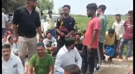 कालाढूंगी: भीमपुरी जाने वाले मार्ग में लगे सांकेतिक बोर्डों को अज्ञात ने तोड़ डाला और उन पर कालिख पोती