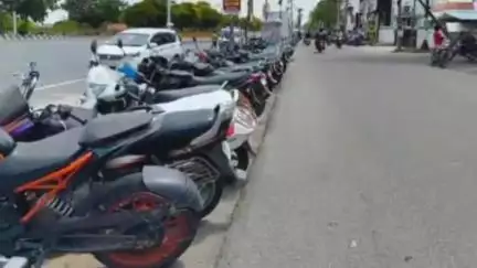 வண்டலூர்: மறைமலை நகரில் சாலை யோரத்தில் நிறுத்தப்படும் வாகனங்களால் இடையூறு