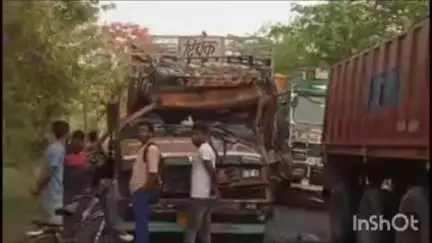 सोनपुर: दो ट्रकों की आमने-सामने की टक्कर में चालक और उप चालक बाल-बाल बचे, राहगीरों में मची भगदड़