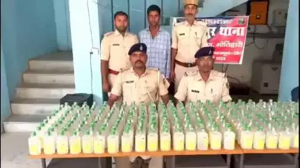 आदापुर: श्यामपुर रेलवे गुमटी के पास रेलवे पुल के नीचे से 356 बोतल नेपाली कस्तूरी शराब के साथ एक व्यक्ति को किया गया गिरफ्तार