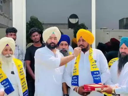 ਧਰਮਕੋਟ: ਪਿੰਡ ਫ਼ਤਹਿਉਲ ਸ਼ਾਹਵਾਲਾ ਤੋਂ ਮੌਜੂਦਾ ਸਰਪੰਚ ਸਮੁੱਚੀ ਪੰਚਾਇਤ ਵਿਧਾਇਕ ਢੌਂਸ ਦੀ ਅਗਵਾਈ ਹੇਠ ਆਮ ਆਦਮੀ ਪਾਰਟੀ 'ਚ ਹੋਈ ਸ਼ਾਮਲ