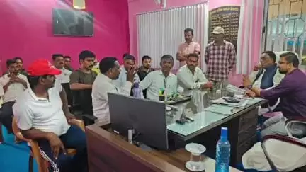 सरिया: सरिया नगर पंचायत कार्यालय में विधायक नागेंद्र महतो ने जन समस्याओं के समाधान को लेकर सिटी मैनेजर के साथ बैठक की