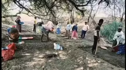 ನಿಡಗುಂದಿ: ಗೊಳಸಂಗಿ ಗ್ರಾ.ಪಂ ವ್ಯಾಪ್ತಿಯಲ್ಲಿ 43 ಜನ ಕೂಲಿ ಕಾರ್ಮಿಕರಿಂದ  ನಾಲಾ ಹೂಳೆತ್ತುವ ಕೆಲಸ