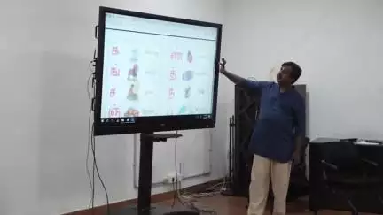 பேரூர்: வெள்ளியங்கிரி மலை ஈஷா யோகா மையத்தில் தமிழ் மொழி கற்கும் பல்வேறு நாடுகளில் இருந்து வந்த மக்கள்