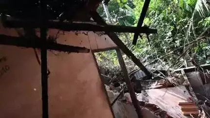 കൊടുങ്ങല്ലൂർ: പുല്ലൂറ്റ് ഓടുമേഞ്ഞ വീട് തകർന്നുവീണു