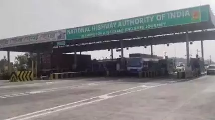 அணைக்கட்டு: பள்ளிகொண்டா சுங்கச்சாவடியில் கட்டணம் செலுத்தாமல் தமிழக வாழ்வுரிமைக் கட்சியினர் ரகலையில் ஈடுபட்ட வீடியோ சமூக வலைதளங்களில் வைரல்