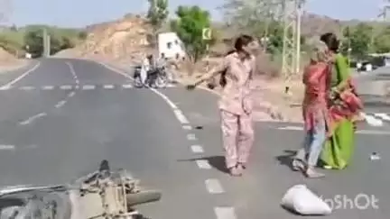 खमनोर: खमनोर के 162 ई-हाईवे पर स्कूटी और बाइक की हुई भिड़ंत, बाइक सवार युवक को आई गंभीर चोटें
