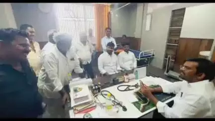 ಲಕ್ಷ್ಮೇಶ್ವರ: ಪಟ್ಟಣದಲ್ಲಿ ಸಾರ್ವಜನಿಕರ ಅಹವಾಲು ಸ್ವೀಕರಿಸಿದ ಶಾಸಕ ಡಾ. ಚಂದ್ರು ಲಮಾಣಿ