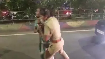 அமைந்தகரை: என் கணவரை விடுங்க - சிந்தாமணி சிக்னல் அருகில் குடிபோதையில் ரகளை செய்த பெண்ணின் பரபரப்பு காட்சிகள்
