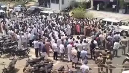 கொடுமுடி: சிவகிரி பகுதியில் கொடூர கொலை சம்பவத்தை கண்டித்து கருப்பு கொடிகளை ஏந்தி போராட்டத்தில் ஈடுபட்டனர்