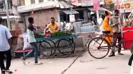 kamalpur pull par thelo walo ne  specker. lagakar sabji bech rhe hai jinki vajah se anya 
dukandar  ko rhne me dikkat ho