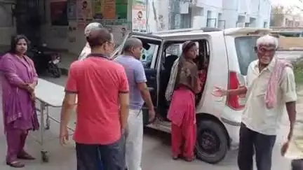 मशरक: लखनपुर में पिकअप की चपेट में आने से तीन बाइक सवार घायल
