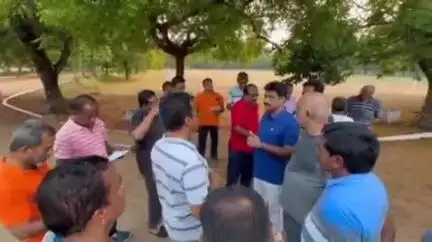 பரமத்தி வேலூர்: பரமத்தி வேலூரில் அதிகாலையில் நடைப்பயிற்சி செய்தவர்களிடம் எம்.பி குறைகளை கேட்டார்