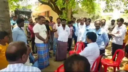 ತಾಳಿಕೋಟಿ: ಬಳಗಾನೂರ ಗ್ರಾಮದ ಮೃತ ಯೋಧನ ಕುಟುಂಬಕ್ಕೆ ಸಾಂತ್ವನ ಹೇಳಿದ ಕೆಪಿಸಿಸಿ ಜನರಲ್ ಸೆಕ್ರೆಟರಿ ಡಾ.ಫ್ರಭುಗೌಡ