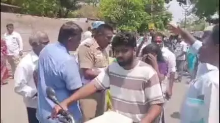 குமாரபாளையம்: குமாரபாளையத்தில் தேர்வு மையத்திற்கு மாறி வந்த மாணவிக்கு உதவி செய்த காவல் ஆய்வாளரை பாராட்டிய பொதுமக்கள்