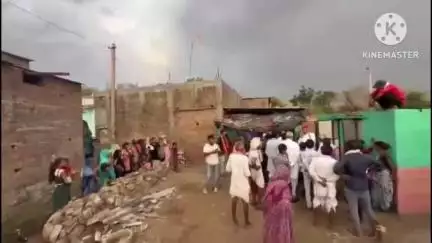बकानी: बकानी क्षेत्र के रामपुरिया गाँव में तेज अंधड़ से उड़े मां-बेटे की प्रशासन ने नहीं ली सुध, विधायक गुर्जर ने लगाई फटकार