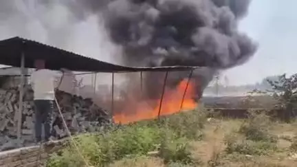 खासभरा मोड़ के पास इटखुदा में संदिग्ध परिस्थितियों में खेत में लगी आग चपेट में इंटरलॉकिंग ईंट कारखाना का जलकर खाक हुआ।