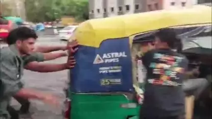 बिचौली हप्सी: झमाझम बारिश के चलते शहर की सड़कों पर घुटनों तक भरा पानी, फँसे हुए वाहनों को धक्का लगाते नज़र आए लोग
