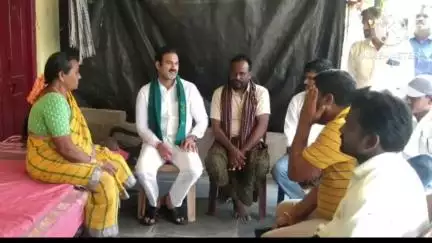 కురవి: కురవి మండలంలో పర్యటించి పలువురిని పరామర్శించి యోగక్షేమాలు అడిగి తెలుసుకున్న ఎమ్మెల్యే రామచంద్రనాయక్