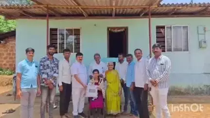 ಶಿಕಾರಿಪುರ: ಎಸ್‌ಎಸ್‌ಎಲ್‌ಸಿಯಲ್ಲಿ 621 ಅಂಕ ಪಡೆದ ಯಡೂರು ಗ್ರಾಮದ  ವಿದ್ಯಾರ್ಥಿನಿ ನಿಧಿಗೆ ಅಭಿನಂದಿಸಿದ ಶಾಸಕ ಆರಗ ಜ್ಞಾನೇಂದ್ರ