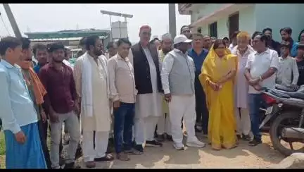 बरवाडीह: छेचा में विधायक रामचंद्र सिंह और जिला परिषद सदस्य ने पीसीसी सड़क निर्माण की आधारशिला रखी