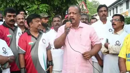 കൊടുങ്ങല്ലൂർ: എറിയാട് കേരള വർമ്മ ഗ്രൗണ്ടിൽ നടന്ന ലഹരി വിരുദ്ധ കൂട്ടയോട്ടം ഇ.ടി ടൈസൺ മാസ്റ്റർ എം.എൽ.എ ഫ്ലാഗ് ഓഫ് ചെയ്തു