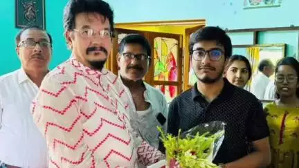 করিমপুর ১: করিমপুর বিধানসভার অন্তর্গত বিভিন্ন স্কুলের মাধ্যমিক পরীক্ষায় উত্তীর্ণ কৃতি ছাত্র ছাত্রীদের সংবর্ধনা জানালেন বিধায়ক