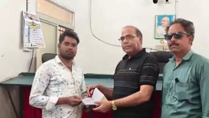 सुशासन तिहार में कोमाखान के ग्राम बकमा में किसान को मिली किसान किताब