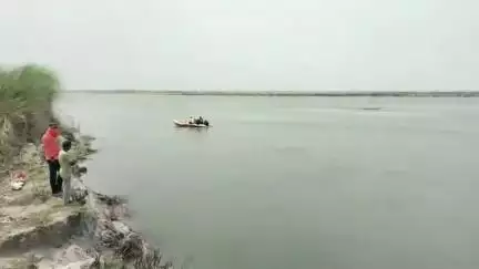 साहेबगंज: बंगरा निजामत गांव स्थित गंडक नदी में डूबे छात्र का शव 53 घंटे बाद भी नहीं मिला, तलाश जारी